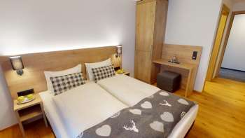 Schlafzimmer mit Doppelbett