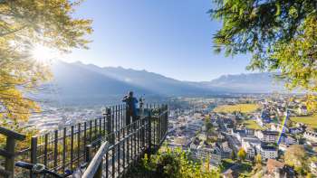 Aussichtspunkt am Känzile in Vaduz mit Blick über das Rheintal und die Alpen Aussichtspunkt am Känzile in Vaduz mit Blick über das Rheintal und die Alpen