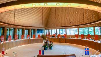 Moderne Architektur und Sitzungssaal des Landtagsgebäudes in Vaduz – Sitz des liechtensteinischen Parlaments.