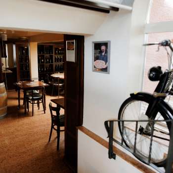 Stilvolles Restaurant-Interieur mit klassischen Holzmöbeln und gemütlichem Ambiente