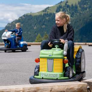 Kinder fahren mit Minicars