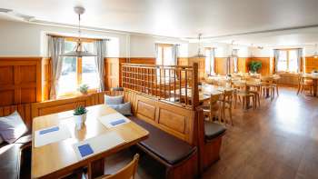 Heller Gastraum im traditionellen Stil mit Holzvertäfelung im Restaurant Rössle