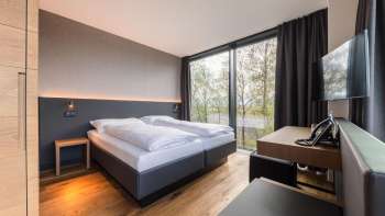 Modernes Doppelzimmer im Hotel kommod mit Ausblick ins Grüne