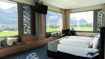 Modernes Doppelzimmer mit Aussicht auf die Berge im Grand Casino Hotel Liechtenstein