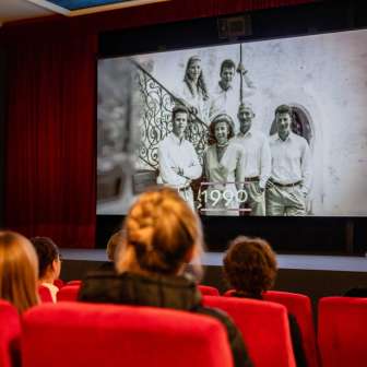 Menschen im historischen Kino Vaduz bei einem Film über Liechtenstein