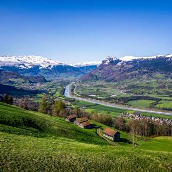 Aussicht auf das Rheintal mit Alpen, Rheinverlauf und Dörfern – Blick von Liechtenstein Richtung Schweiz und Österreich bei klarem Himmel