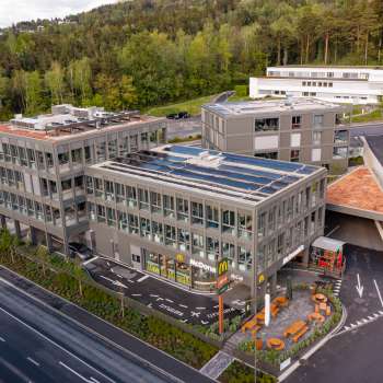 Aufnahme von oben des McDonald's Vaduz - Gebäudes