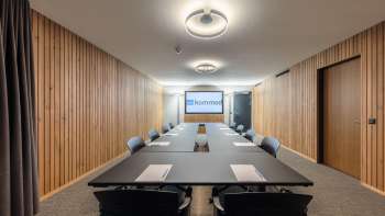 Blick in den modern eingerichteten Seminarraum Widau im Hotel kommod