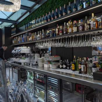 Nahaufnahme der stylischen Bar im Casino Royal Restaurant mit einer breiten Auswahl an Getränken und modernem Design.