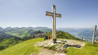 Gipfelkreuz Schönberg Gipfelkreuz auf dem Schönberg mit Bergen und Aussicht aufs Rheintal im Hintergrund