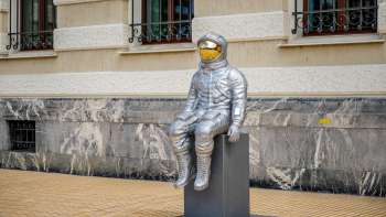 Moderne Astronauten-Skulptur mit goldenem Visier auf dem Peter-Kaiser-Platz in Vaduz Moderne Astronauten-Skulptur mit goldenem Visier auf dem Peter-Kaiser-Platz in Vaduz