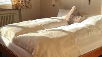 Schlafzimmer mit Doppelbett