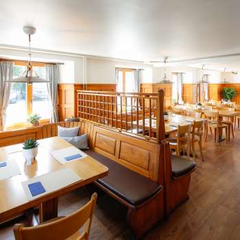 Heller Gastraum im traditionellen Stil mit Holzvertäfelung im Restaurant Rössle.