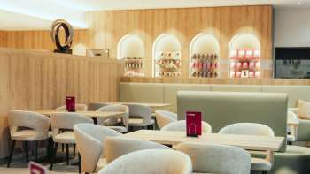 Modernes Café mit hellen Holzelementen, stilvollen Sitzbereichen und einladender Atmosphäre