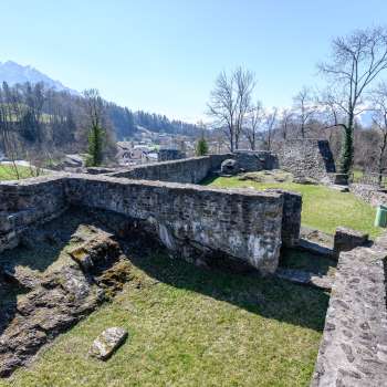 Mauerreste der Burgruine in Schellenberg mit weitem Ausblick über das Tal.