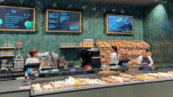 Innenansicht der Bäckerei mit gut sortiertem Sortiment und freundlichem Ambiente