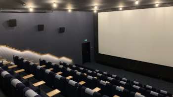 lick auf die große Kinoleinwand im Skino Schaan, mit Reihen bequemer Sitze in dunklem Design.