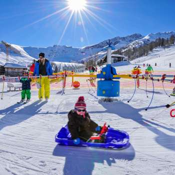 Sonniger Wintertag im Malbi-Park Malbun – Spiel, Spaß und Rodelvergnügen für die ganze Familie im Schneeparadies Liechtenstein.