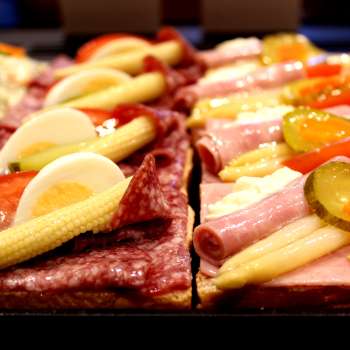 Belegte Brote mit Wurst, Käse, Ei und Gemüse in der Balu Konditorei-Vitrine