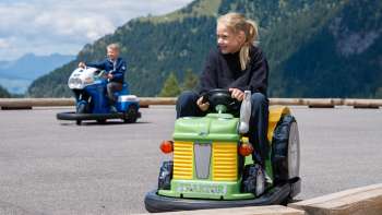 Kindern fahren mit Mini-Cars