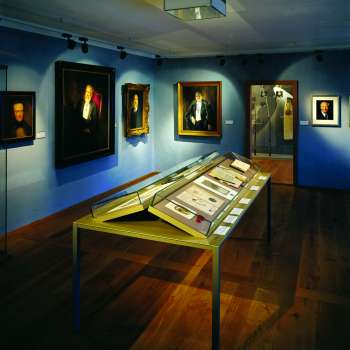 Fürstenzimmer im Liechtensteinischen LandesMuseum mit Exponaten im Hintergrund