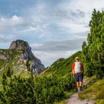 Wanderer auf Bergpfad in der Liechtensteiner Bergwelt