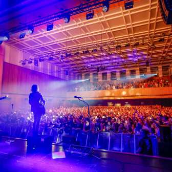 Konzert von Silbermond beim FL1.Life Festival im SAL in Schaan mit begeistertem Publikum und stimmungsvoller Bühnenbeleuchtung