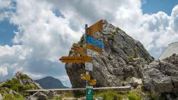 Wegweiser an der Pfälzerhütte mit Entfernungsangaben zu Wanderzielen in Liechtenstein.