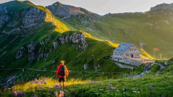 Wanderer auf der Route 66 mit Blick auf die Pfälzerhütte