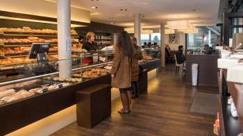 Moderne Bäckerei mit großem Verkaufsbereich, köstlichen Backwaren und freundlichem Personal Moderne Bäckerei mit großem Verkaufsbereich, köstlichen Backwaren und freundlichem Personal