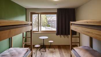Helles Mehrbettzimmer mit Fensterblick in der Jugendherberge Schaan/Vaduz
