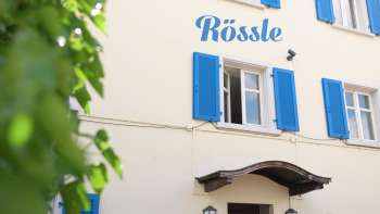 Aussenansicht des Restaurant Rössle mit blauen Fensterläden