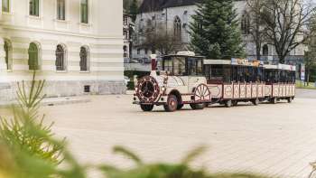 Citytrain fährt an dem Regierungsgebäude in Vaduz vorbei