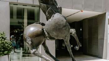 Bronzeskulptur „Grande Cavallo“ von Nag Arnoldi zeigt ein aufbäumendes Pferd vor modernem Gebäude in Vaduz.