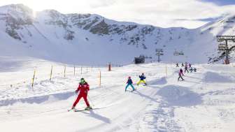 Kinder lernen spielerisch das Skifahren in der Skischule Malbun in Liechtenstein – betreut von erfahrenen Skilehrerinnen und Skilehrern im familienfreundlichen Skigebiet.