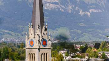 Blick auf die Kathedrale St. Florin in Vaduz mit Bergen im Hintergrund