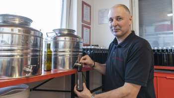 Andreas Näscher mit Bio-Hanföl des Biohofs Näscher