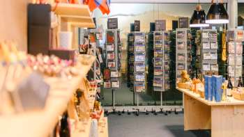 Ansicht auf Postkarten und Andenken im Verkaufsbereich des Liechtenstein Centers in Vaduz.