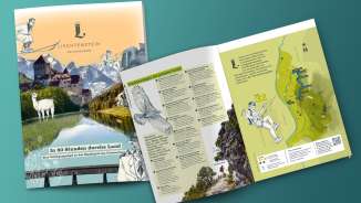 Gedruckte Wanderbroschüre „In 80 Stunden durchs Land“ mit Tipps und Karte zu Naturerlebnissen und Etappenwanderung durch Liechtenstein