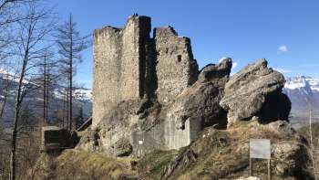 Die Ruine der Burg Schalun eingebettet in herbstlich leuchtenden Wald – romantisches Ausflugsziel oberhalb von Vaduz.