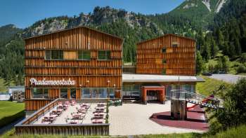 Aussenansicht des JUFA Hotel Malbun, umgeben von Bergen