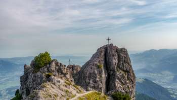 Drei Schwestern mit zwei Gipfelkreuzen und weitem Ausblick über das Tal und umliegende Berge