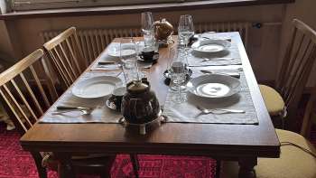 Gedeckter Esstisch im Ferienhaus Bärgrhi