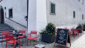 Rote Tische und Stühle vor dem Liechtensteinischen LandesMuseum