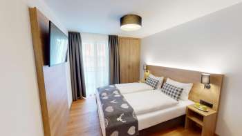 Schlafzimmer mit Doppelbett