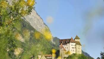 Die Burg Gutenberg thront vor felsigem Bergmassiv, umrahmt von grüner Natur und sommerlichem Licht