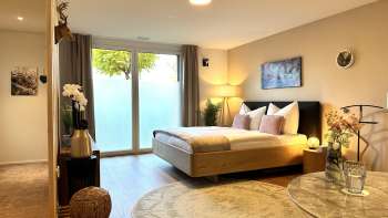 Kingsize-Bett im stilvollen und hellen Studio