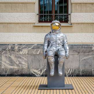 Silberne Astronauten-Skulptur mit goldfarbenem Visier bei der Bad Ragartz Skulpturenausstellung in Vaduz