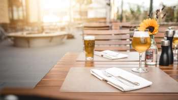 Moderne Gasträume mit eleganten Holztischen, kreativen Lampen und gemütlicher Atmosphäre