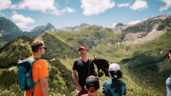Familie bei dem Adler-Erlebnis